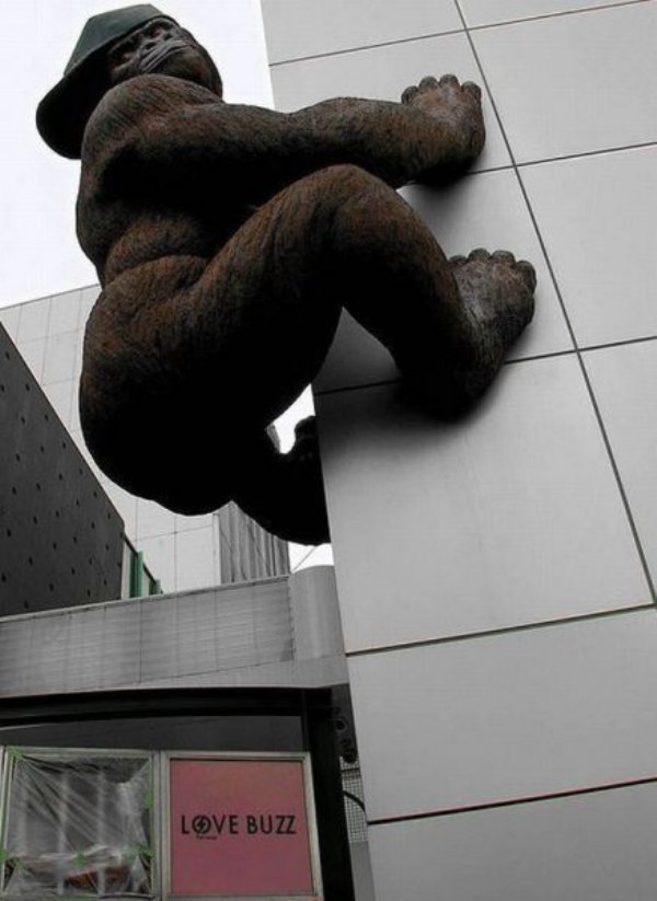 love buzz gorilla statue building tbb travel blogger buzz